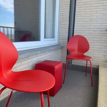 Cozy 2 Bedroom With Seaview In T82 דירה *